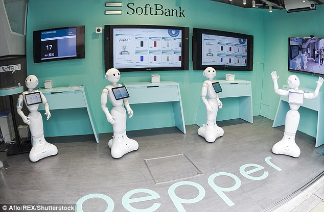  Các robot bán điện thoại trong cửa hàng của Softbank. 
