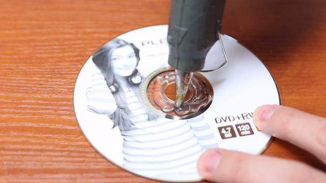  Tiến hành thoa một lớp keo silicon lên xung quanh phần nhựa trong của DVD. 