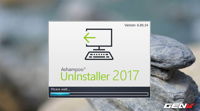  Sau khi hoàn thành quá trình cài đặt, bạn hãy nhấp đôi chuột vào shortcut Ashampoo UnInstaller 2017 ở desktop để khởi động phần mềm. Quá trình khởi động có thể mất vài giây vì phần mềm sẽ tiến hành quét và lênh danh sách các phần mềm, ứng dụng mà bạn đã cài đặt trên Windows. 