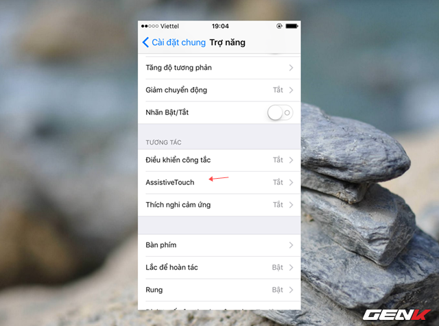  Vẫn là trong phần “Cài đặt chung” -> “Trợ năng”, hãy tìm đến dòng “AssistiveTouch”. 