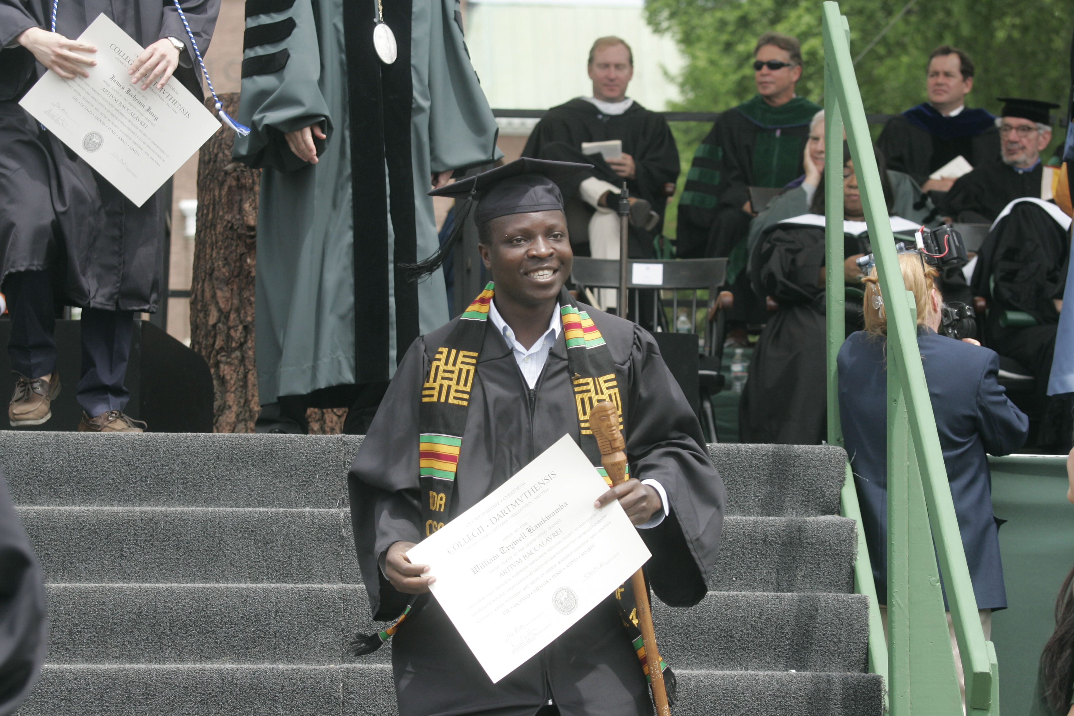  Kamkwamba đ&atilde; ho&agrave;n th&agrave;nh việc học, tốt nghiệp Đại học Dartmouth tại New Hampshire. 