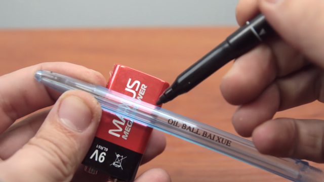  Đặt vỏ bút bi rỗng lên phần thân của viên pin và dùng bút lông để đánh dấu 2 đầu bút bi sao cho bằng với thân viên pin. 