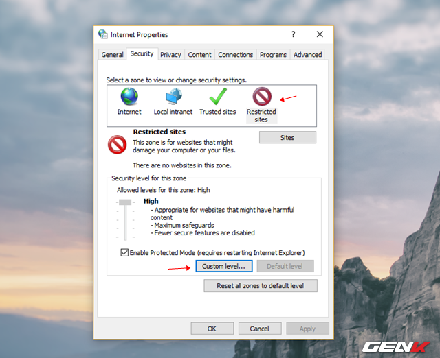  Khi đã ở lựa chọn Restricted sites, bạn hãy tiếp tục nhấp vào tùy chọn “Custom level…”. 