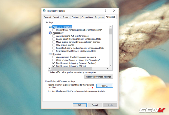  Trong tab Advanced, hãy tìm đến tùy chọn “Reset…” ở nhóm thiết lập Reset Internet Explorer settings và nhấp vào nó. 