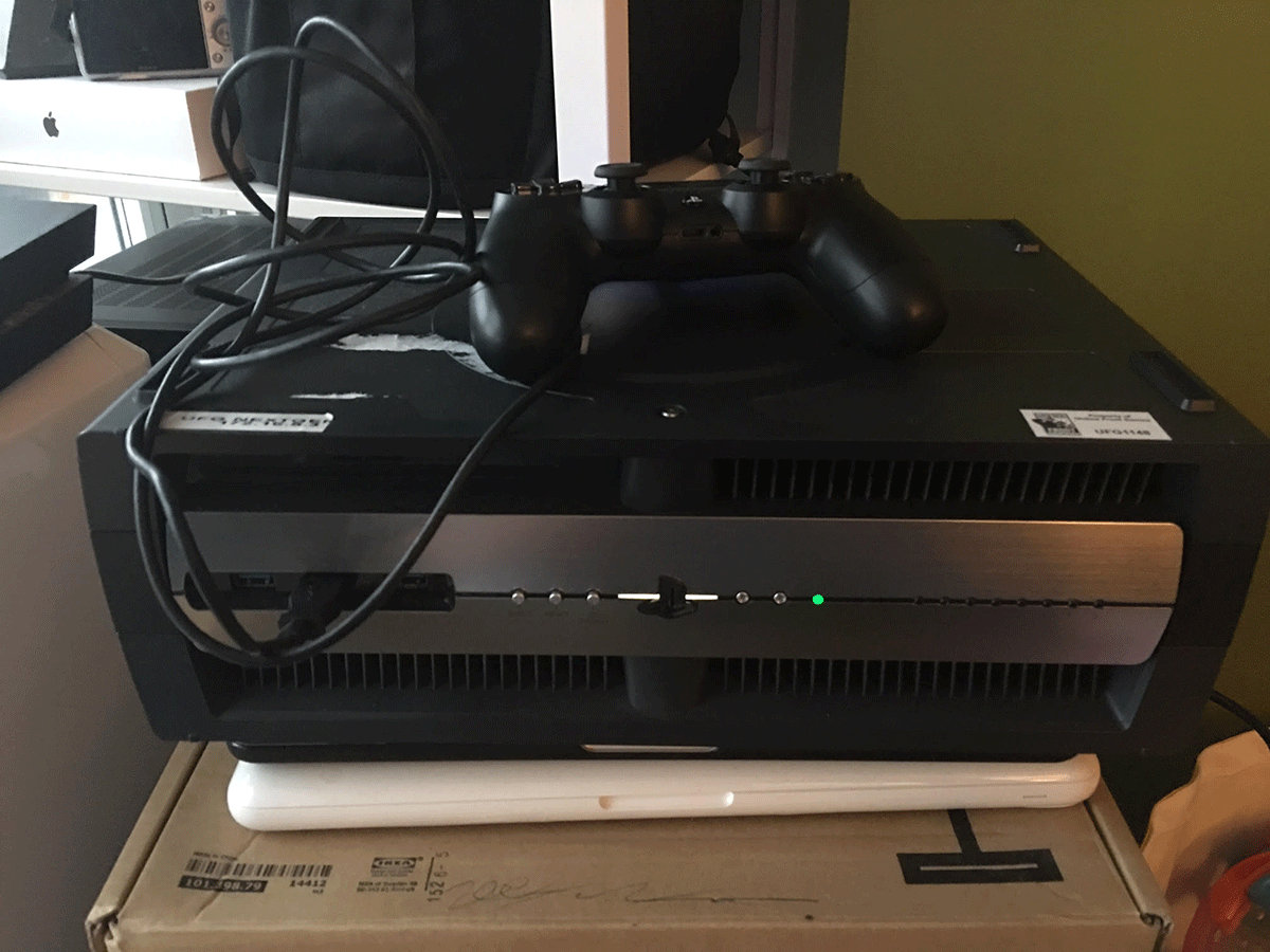 Người đàn ông này đã mua một chiếc PS4 thanh lý và những gì anh nhận