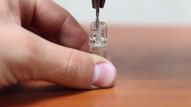 Tiếp theo hãy dùng khoan để đụt một lỗ nhỏ bên trong nắp bút. 