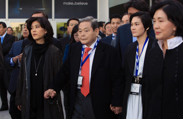  Chủ tịch Lee Kun-hee và gia đình. 