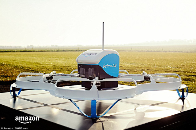 
Chiếc drone giao hàng Amazon Prime Air vừa cất cánh ở Anh vài ngày trước.
