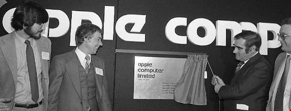  Lễ khai trường nhà máy của Apple ở Hollyhill năm 1980. 