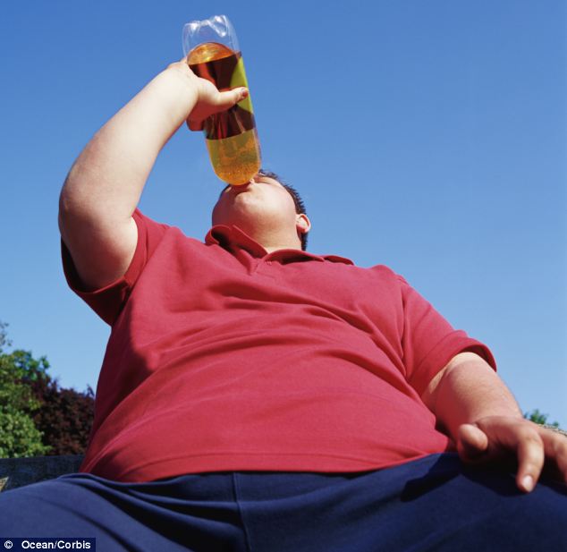 
Những nam thanh niên trẻ, béo phì, hút thuốc, có trình độ học vấn và thu nhập thấp đang tiêu thụ quá nhiều đường
