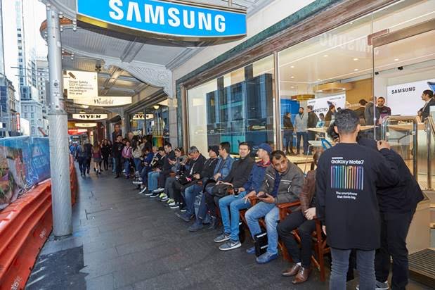  Dòng người chờ mua Note 7 tại Sydney Úc. 