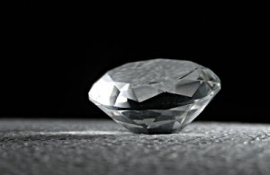  Kim cương không chỉ là vật trang trí, loại vật liệu này còn có nhiều ứng dụng thực tế hơn nữa trong tương lai không xa: kim cương có thể được sử dụng để lưu trữ một lượng dữ liệu khổng lồ sử dụng các mảng phân tử cấu trúc 3D. 