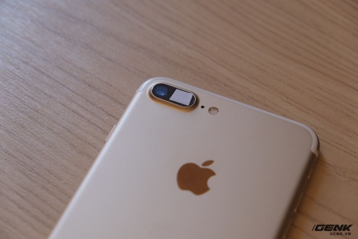  D&ugrave;ng một miếng giấy để che đi ống k&iacute;nh tele của iPhone 7 Plus 