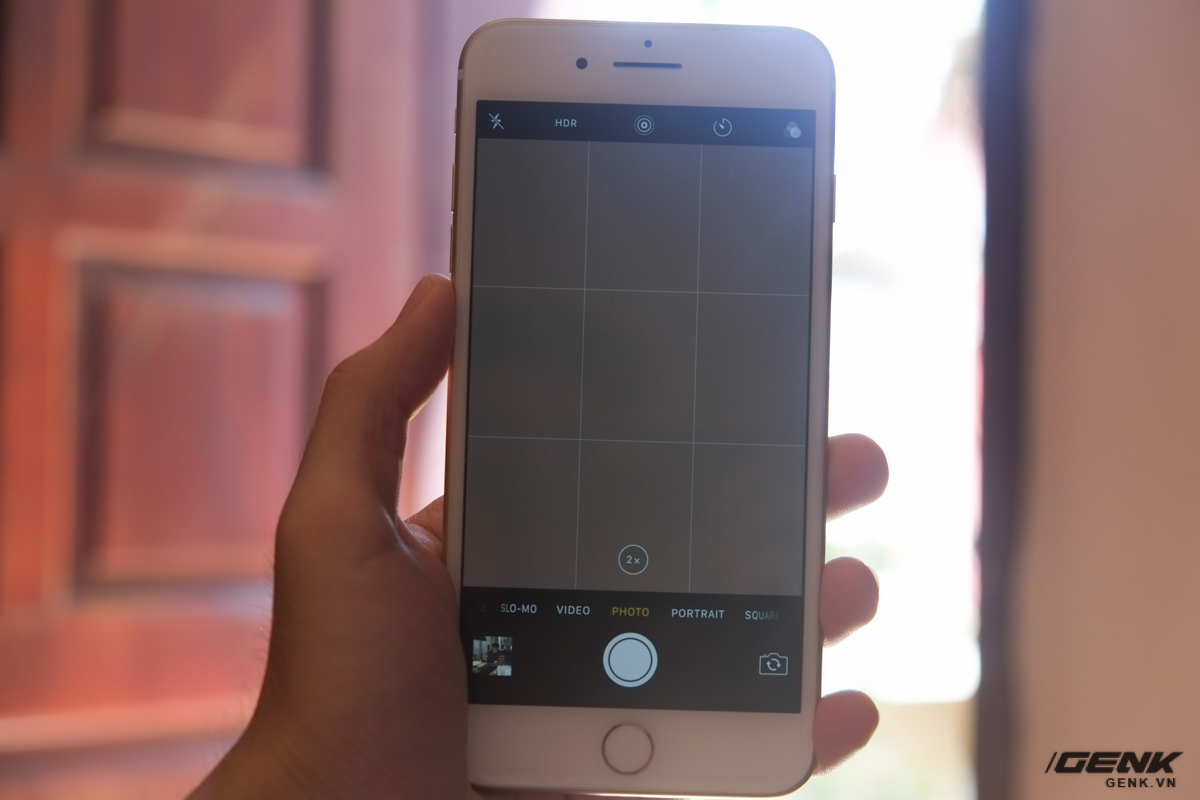  Chỉ khi hướng ra ngo&agrave;i nguồn &aacute;nh s&aacute;ng mạnh, h&igrave;nh ảnh mới bị mờ đi do ống k&iacute;nh bị miếng giấy che. 