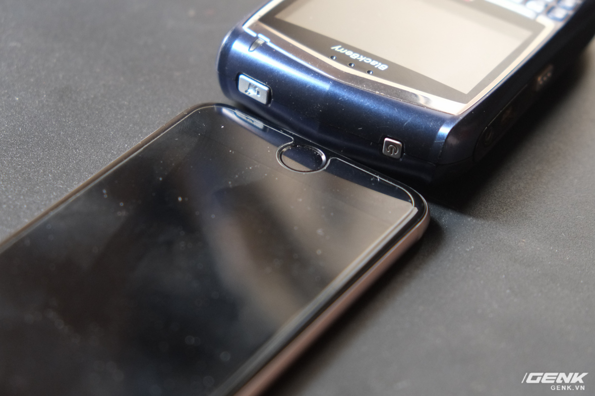  BlackBerry 8700 c&oacute; độ d&agrave;y 19.5mm, d&agrave;y gấp 3 lần (&ocirc;i!) so với iPhone 6 