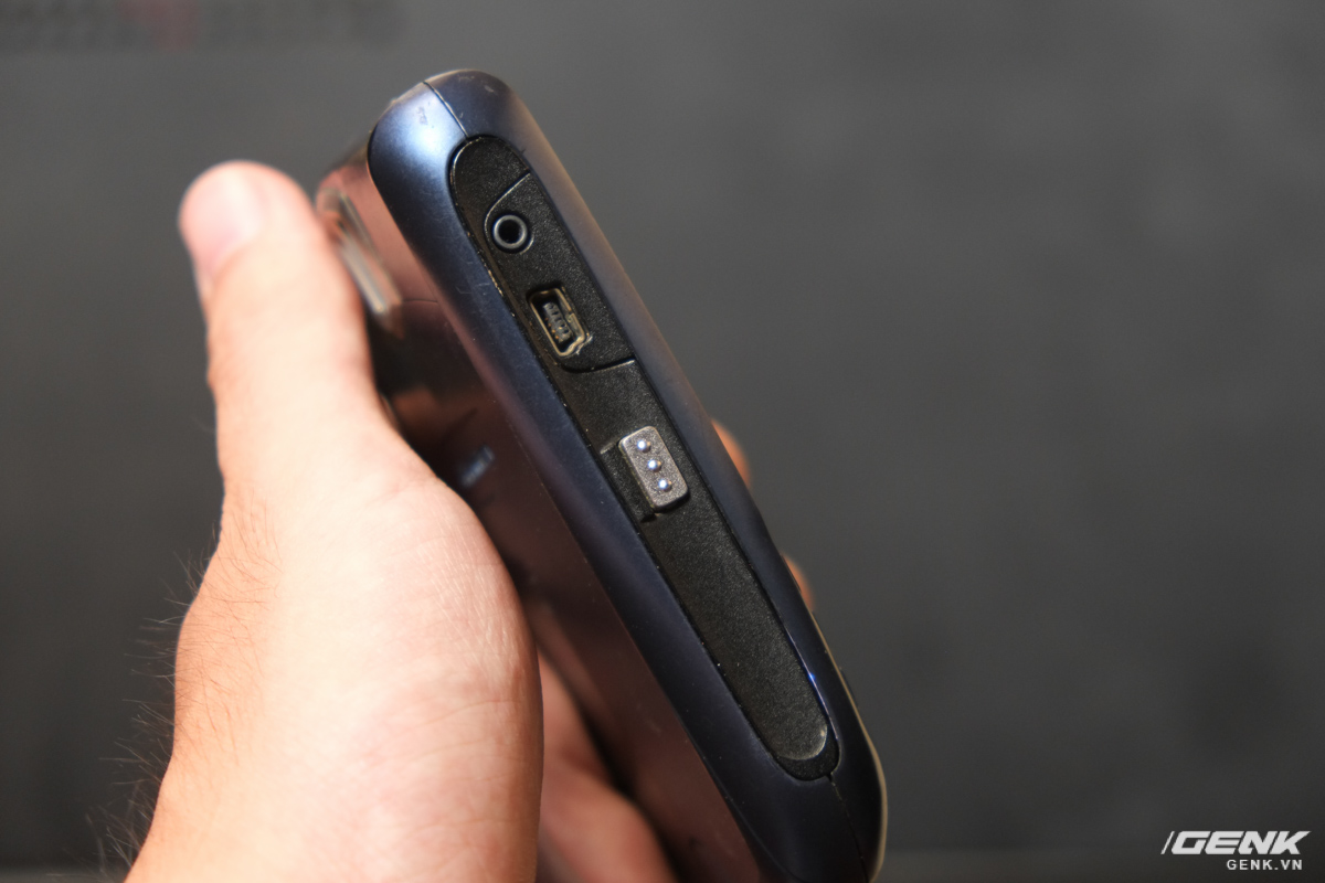  Cạnh tr&aacute;i của m&aacute;y l&agrave; jack headphone 2.5mm, cổng miniUSB v&agrave; n&uacute;t Convinience Key nhằm khởi động nhanh ứng dụng 