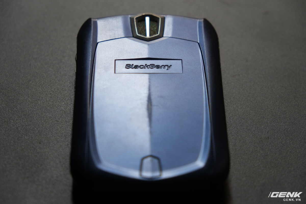  Th&igrave; ở đằng sau, đ&oacute; l&agrave; một vẻ c&aacute; t&iacute;nh v&agrave; đột ph&aacute; 