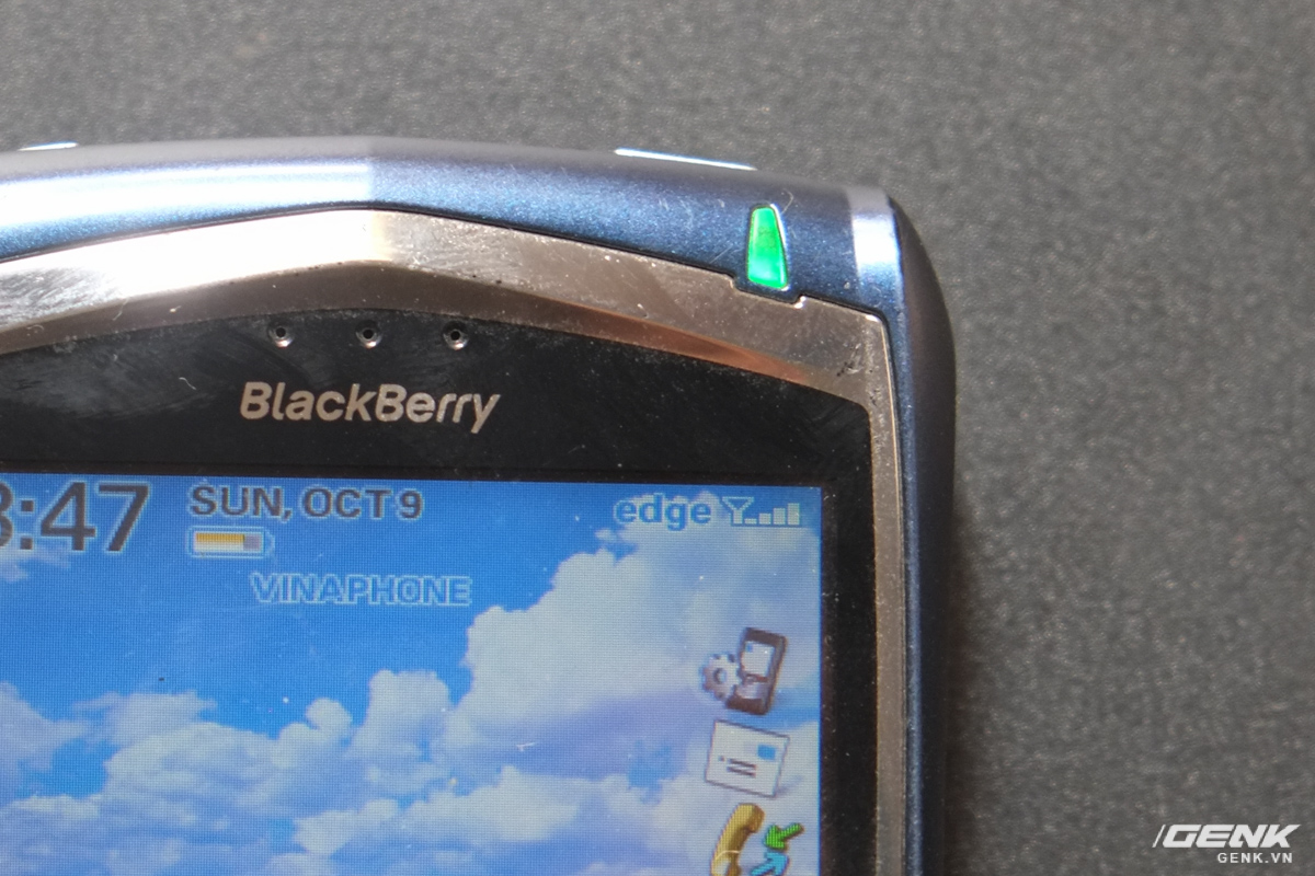  BlackBerry sở hữu đ&egrave;n LED nh&aacute;y s&aacute;ng li&ecirc;n tục để cảnh b&aacute;o về t&igrave;nh trạng s&oacute;ng. Chỉ một chi tiết nhỏ thế n&agrave;y th&ocirc;i cũng đủ n&oacute;i rằng: Đ&acirc;y l&agrave; một chiếc điện thoại đậm chất c&ocirc;ng việc. 