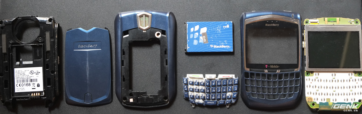  C&oacute; thể dễ d&agrave;ng th&aacute;o tung 8700 th&agrave;nh từng phần nhỏ như thế n&agrave;y chỉ sau 2 ph&uacute;t. Trong khi đ&oacute; với c&aacute;c mẫu smartphone b&acirc;y giờ, ch&uacute;ng ta phải mất cả chục ph&uacute;t, thậm ch&iacute; l&agrave; kh&ocirc;ng thể tự m&igrave;nh l&agrave;m được. 