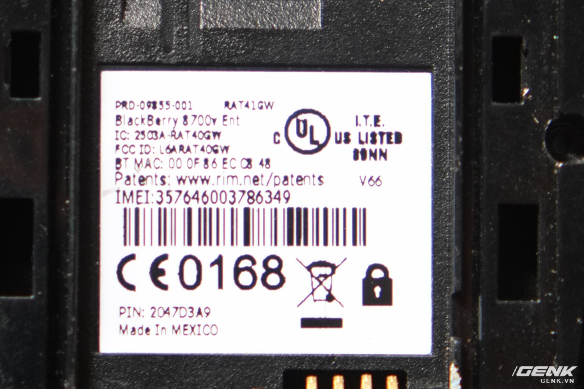  Chiếc BlackBerry của t&ocirc;i l&agrave; 8700v của nh&agrave; mạng Vodafone. M&aacute;y nguy&ecirc;n bản c&oacute; m&agrave;u bạc nhưng t&ocirc;i đ&atilde; thay vỏ sang 8700g m&agrave;u xanh 