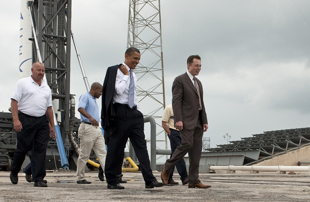 Tổng thống Mỹ Barrack Obama trong chuyến ghé thăm cơ sở của SpaceX.