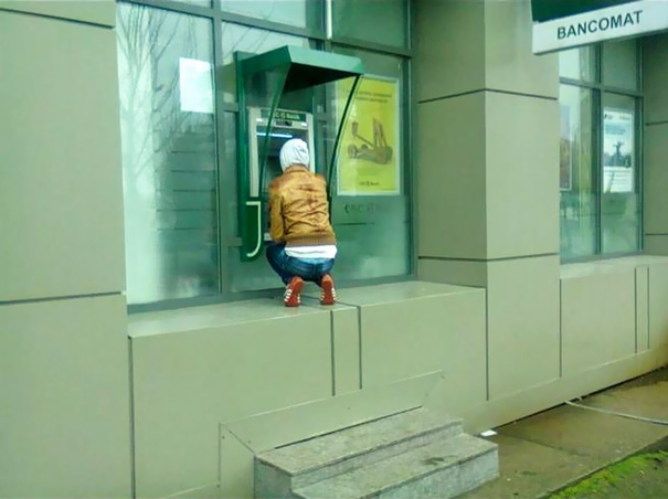  Muốn rút tiền ở cây ATM này, bạn bắt buộc phải...squat 