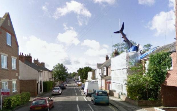  Bức ảnh cảnh một đường phố ở Oxford, nhưng kỳ lạ là xuất hiện vật thể bí ẩn hình đuôi cá trên mái nhà. 