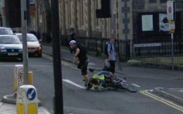  Vô tình bắt gặp được cảnh người đi xe đạp va chạm với nhau ở Bristol. 