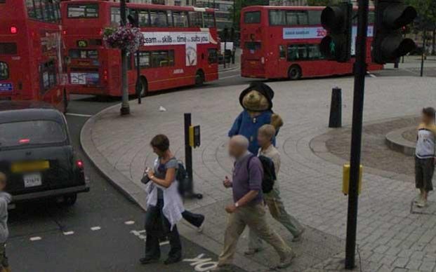  Xe của Google đã bắt gặp chú gấu Paddington vẫy chào đoàn xe ở quảng trường Trafalgar, London. 