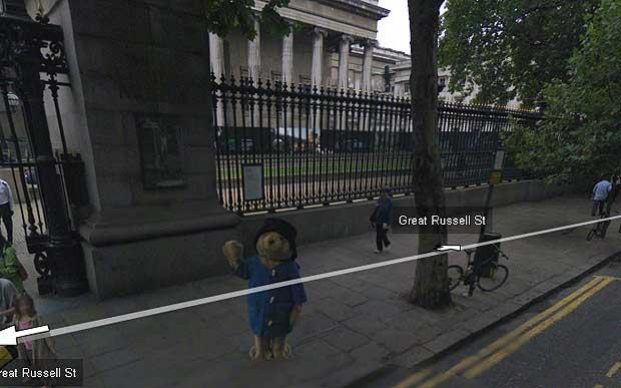  Và rồi họ lại thấy chú gấu chăm chăm nhìn vào camera của Google bên ngoài bảo tàng Anh như thể chú ta cố tình bám theo chiếc xe vậy. 