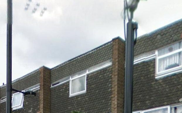  9 vật thể lạ màu bạc được nhìn thấy phía trên một ngôi nhà ở London. 