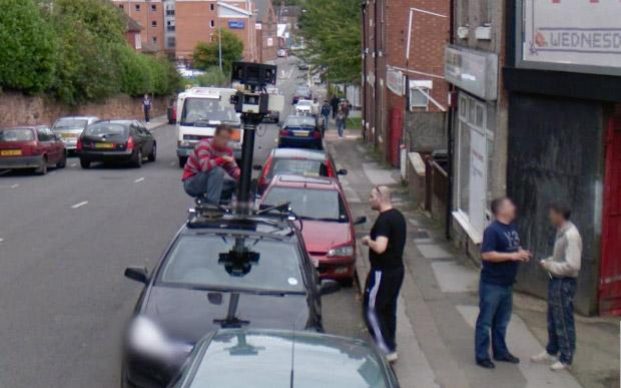  Khi một chiếc xe Google Street View bắt gặp “bạn đồng nghiệp” đang được sửa chữa ở Coventry. 