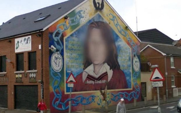  Bức chân dung của nhà hoạt động chính trị Bobby Sands người Ireland cũng được làm mờ để tôn trọng tính riêng tư. 