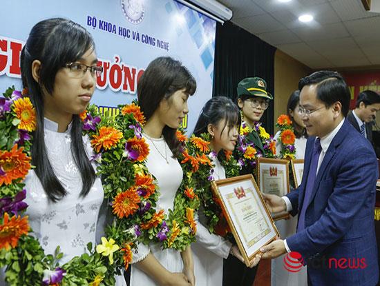  Lễ trao phần thưởng “Nữ sinh viên tiêu biểu trong lĩnh vực Kỹ thuật năm 2016” vừa được tổ chức tại Hà Nội. 