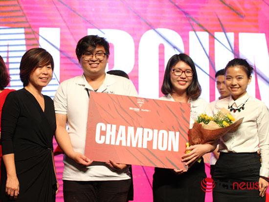  Hai sinh viên RMIT Việt Nam Nguyễn Hoàng Hiếu Ân và Đoàn Thái Minh Châu nhận danh hiệu Quán quân cuộc thi Young Marketers mùa thứ 5. 