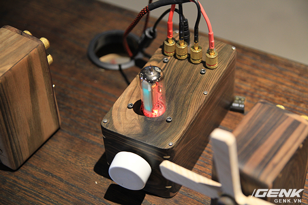  Chiếc đèn điện tử nằm trên nắp amp thực chất là một dạng đèn tín hiệu không có tác dụng về âm thanh. 