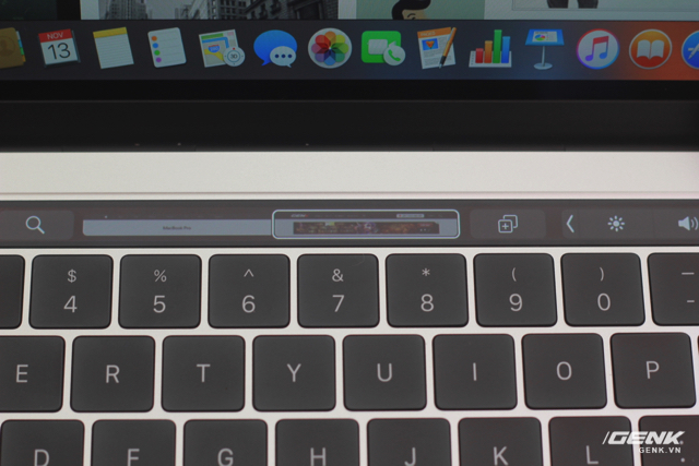  Cận cảnh dải Touch Bar khi mở trình duyệt web Safari. 