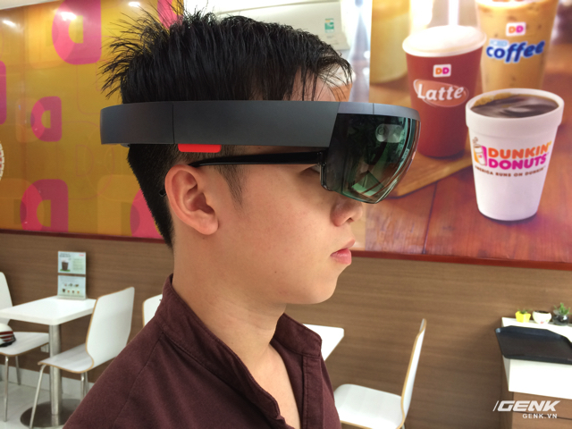  Tôi đeo kính nhưng vẫn sử dụng Hololens bình thường và thoải mái. 