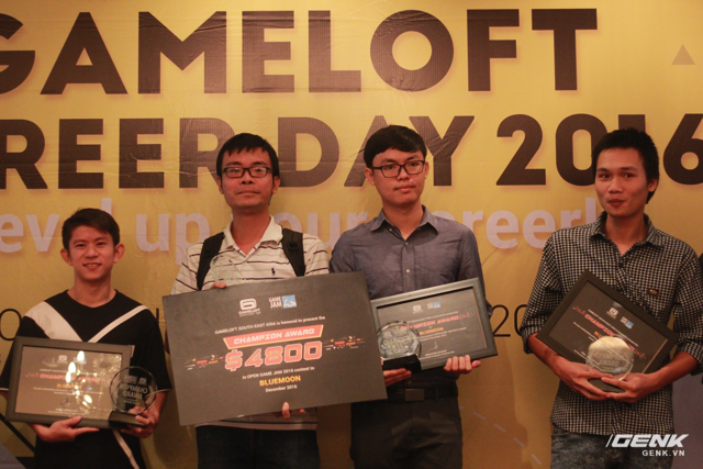  Đội đoạt giải nhất Open Game Jam 2016 - BLUEMOON. 