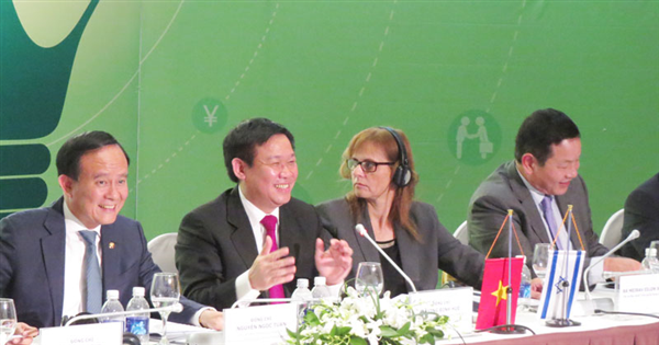  Phó Thủ tướng Vương Đình Huệ (thứ hai từ trái sang) trao đổi tại hội thảo. Ảnh: Nguyên Đức. 