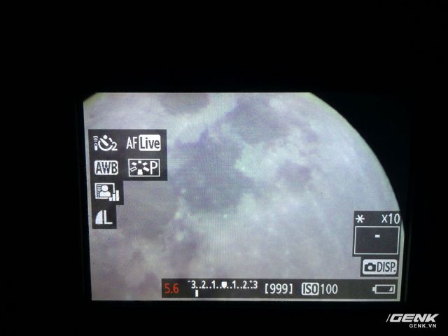  Bề mặt của trăng qua màn hình live view.​ 
