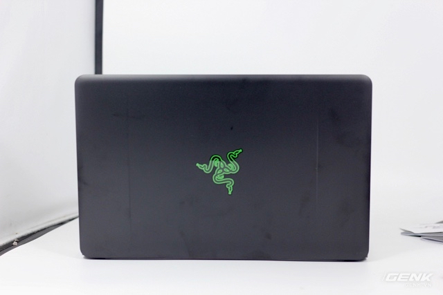  Logo của Razer Blade Steath không có khả năng đổi màu. 