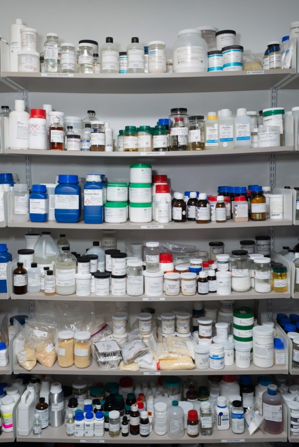  Hàng chục các loại hóa chất trong phòng thí nghiệm phát triển sản phẩm của Living Proof. 