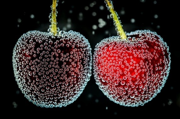  Không phải ảnh ghép, đây là ảnh thật của 2 quả cherry dưới mặt nước. 