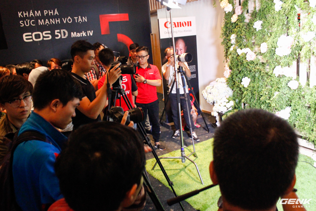  Rất đông bạn trẻ đến trải nghiệm Canon EOS 5D Mark IV. 