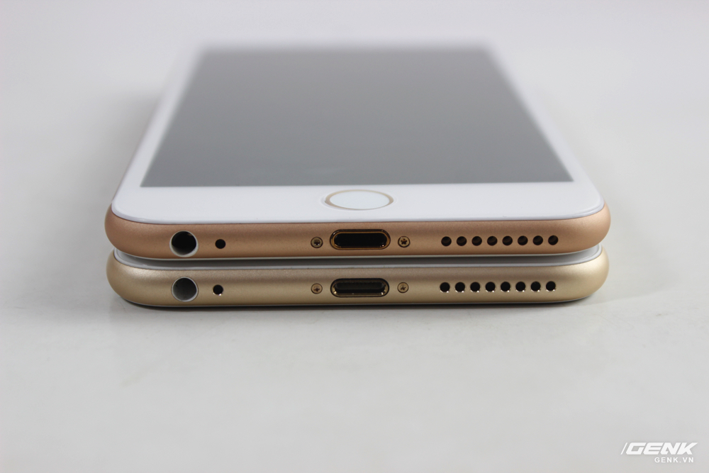  Ở tr&ecirc;n l&agrave; h&agrave;ng giả, ở dưới l&agrave; h&agrave;ng thật. Phải rất tinh &yacute; mới nhận ra h&agrave;ng giả k&eacute;m ho&agrave;n thiện hơn hẳn. 