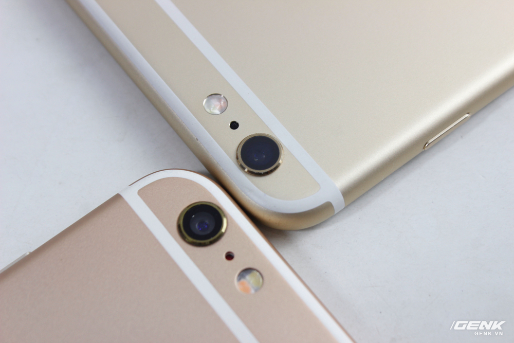  Viền camera của h&agrave;ng giả c&oacute; k&iacute;ch thước to hơn, đồng thời flash c&oacute; m&agrave;u đậm hơn. 