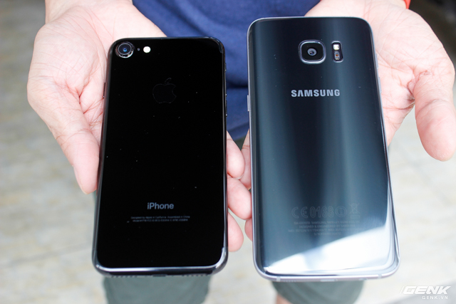  Samsung Galaxy S7 edge có tông màu đen pha chút xám khi ra ánh sáng Mặt Trời. 