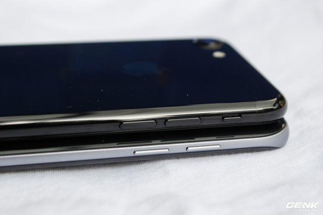  Khác với cạnh iPhone 7, vốn đồng nhất một màu đen thì Galaxy S7 edge lại dùng khung kim loại khác màu tạo nên điểm nhấn trên hình thể. 