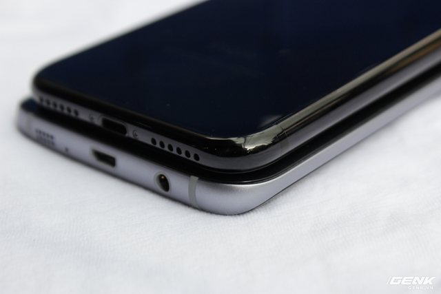  iPhone 7 có những góc bo cong nhìn bóng bẩy thời thượng, trong khi đó Galaxy S7 edge lại tạo cảm giác cứng cáp. 